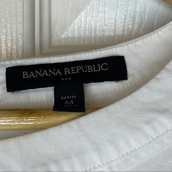 Banana Republic White Blouse - Crew Neck - Keyhole 2 Button back closure - MP - Picture 5 of 10